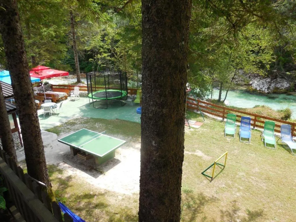 Namizni tenis in pokrita letna kuhinja pod drevesi