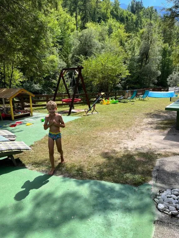 Gugalnice in igrala na vrtu