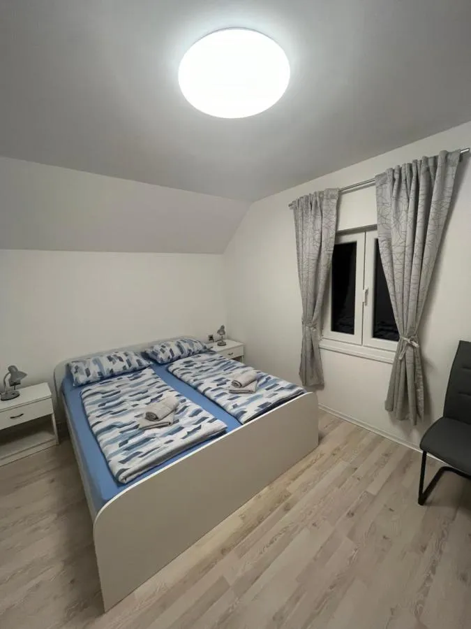 Zakonska postelja z modro posteljnino