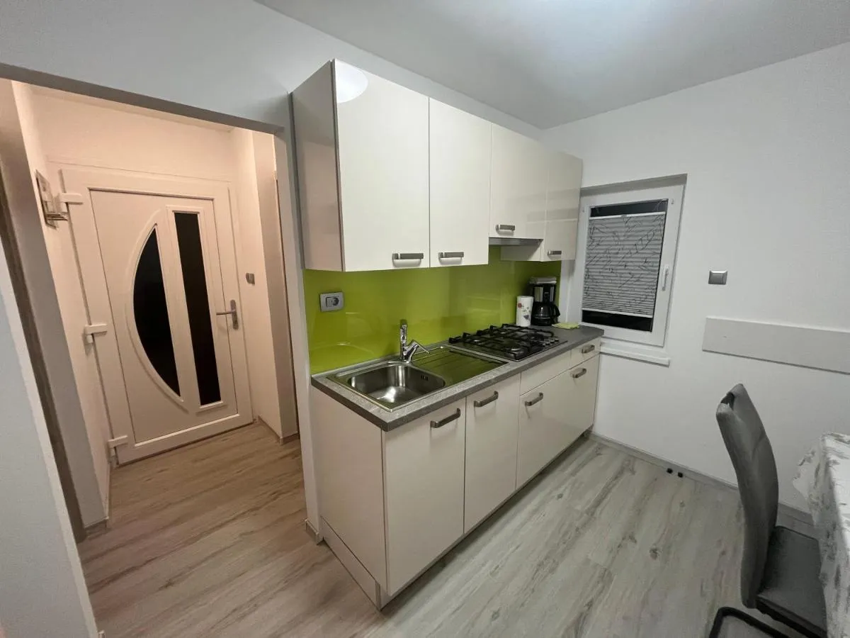 Kuhinjski kot s kuhalno ploščo in vhodnimi vrati