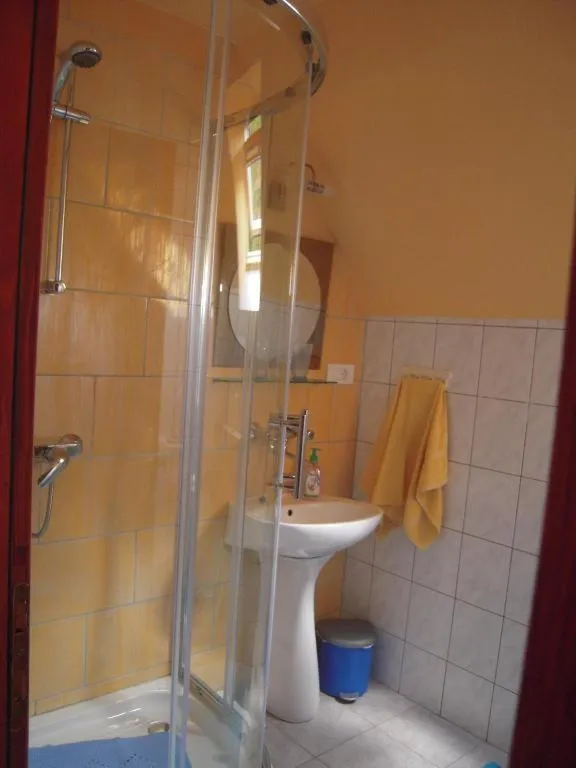 Kopalnica s tušem in umivalnikom