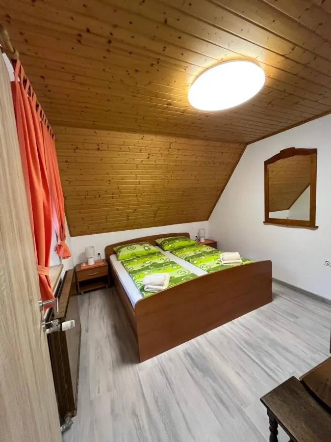 Spalnica pod leseno streho z zakonsko posteljo