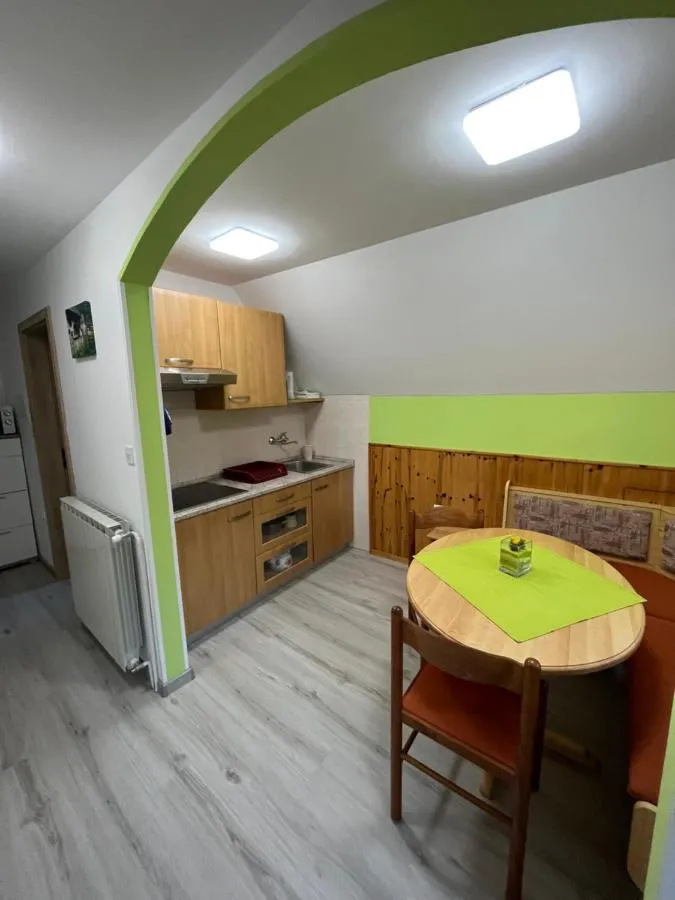 Jedilni kot z okroglo mizo v Oranžnem apartmaju