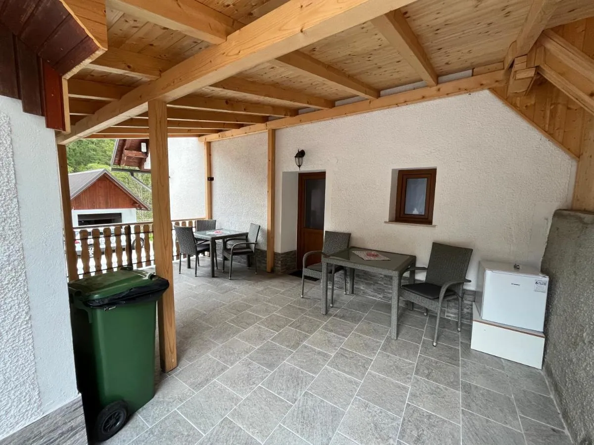 Pokrita terasa s stoli in mizo pred apartmajem