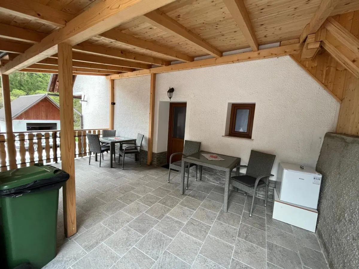 Pokrita terasa z mizami in leseno ograjo