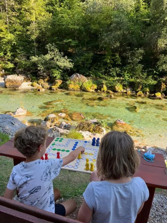 Otroka igrata družabno igro ob Soči