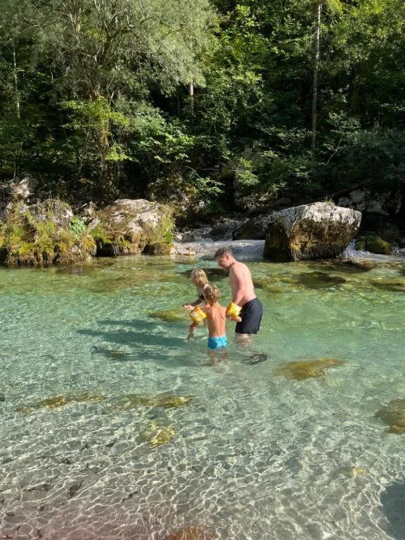 Otroka z očetom v plitvi, prozorni Soči