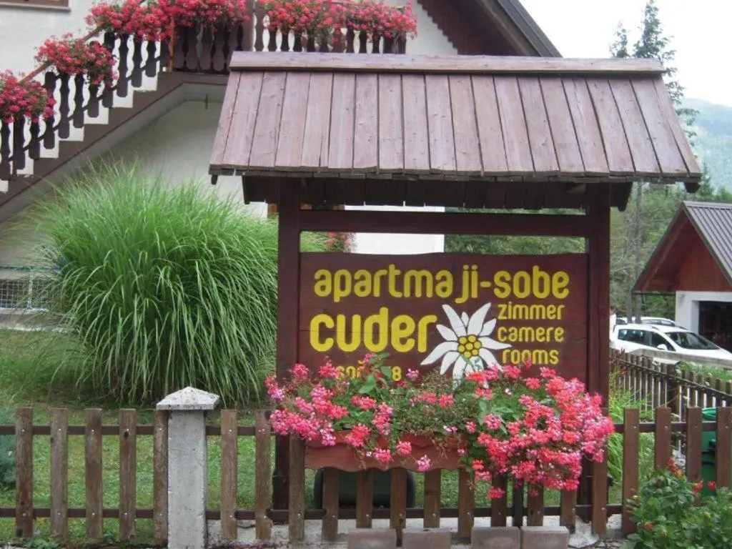 Lesena tabla Apartmaji in sobe Cuder s cvetjem